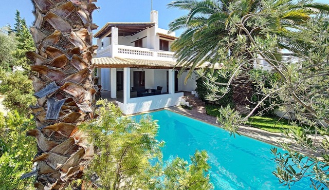 Beach villa with private pool, garden and boat dock, near the seafront (3 bedrooms) in Ermioni