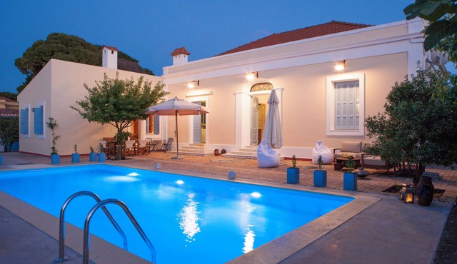 Beachfront, Pool, Chic- Live in Style: Pyrgo Villa in Ialisos