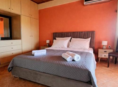 Beachfront Stone House - Samos Seaview Retreat in Órmos Koumaíïkon