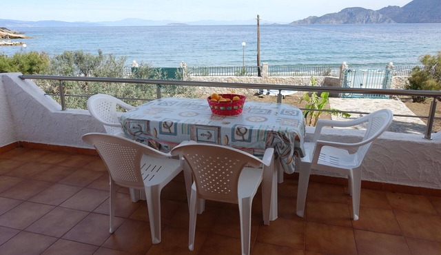 Beachfront vacation home, beautiful view, large garden in Kalloni