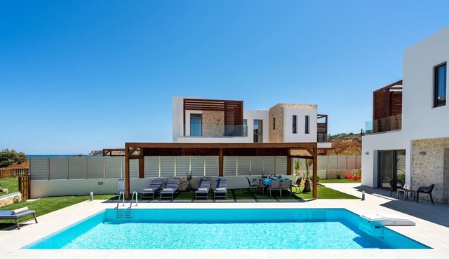 Beachfront Villa w/Private Pool, BBQ and Ping Pong in Rethymnon