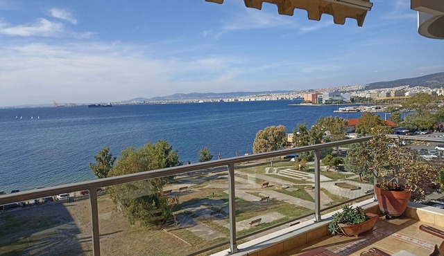 Beachfrontfamily apartment plus free parking, the Cruiseflat in Kalamaria