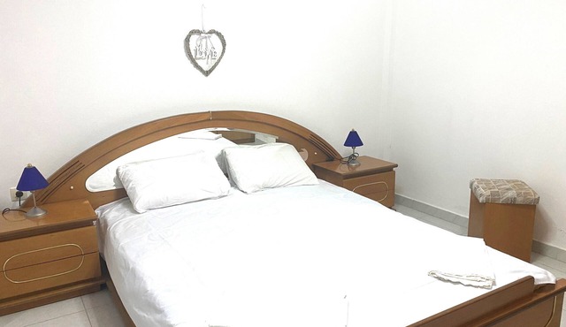 Beautiful Beach Appartment Vicky, 2 min Fussweg Strand in Paralia Ofriniou