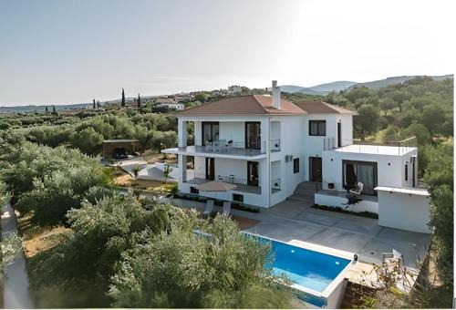 Beautiful house with pool & view in Falánthi