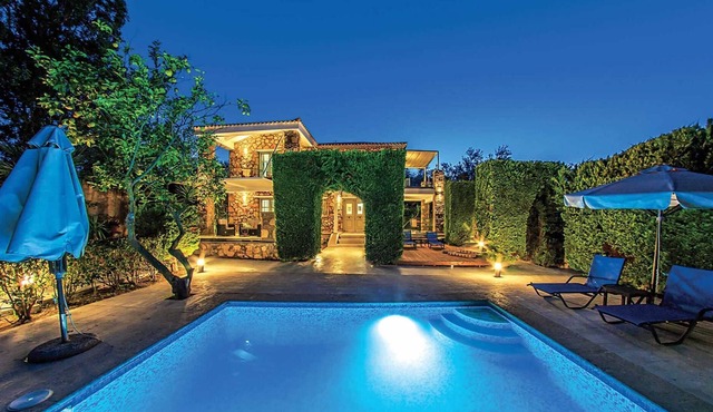 Beautiful stone villa, close to tavernas in Beloussi