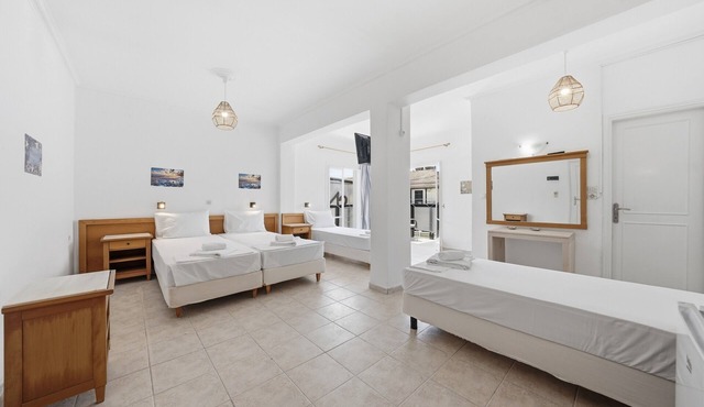 Bed and Breakfast The Kavos Sandy Inn – Quadruple Room with Shared Pool, Wi-Fi, and Air Conditioning in Kavos