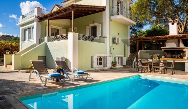 Bee's Knees Retreat in Pesádha