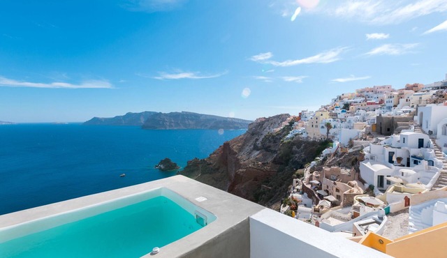 Big Blue Villa with Hot tub and Sea View by Caldera Houses in Oía