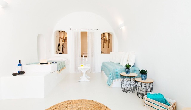Blessed Blue Boutique Cave Suite in the heart of Oia in Oia