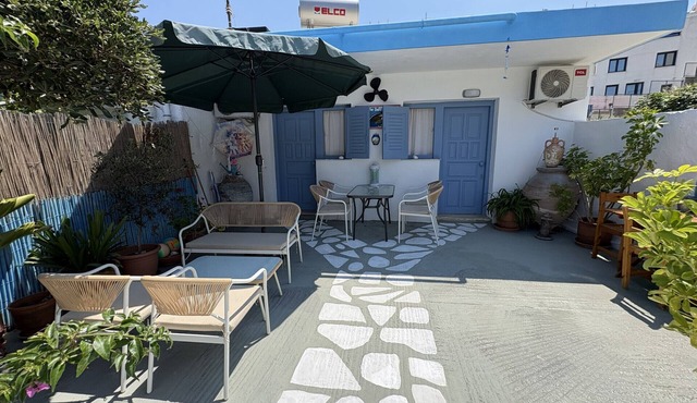 Blue Dolphins, 2 rooms, courtyard, near center in Skiathos