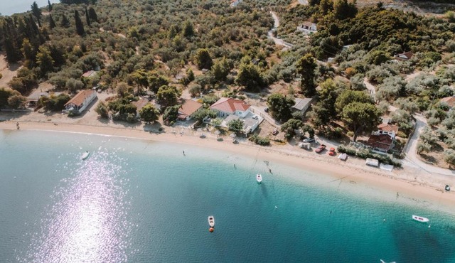 Bluevera seafront villa-Aidipsos bay in Gialtra