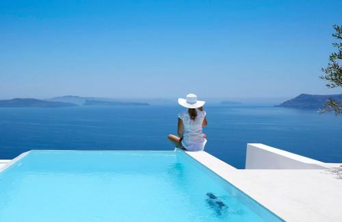 Caldera Crest Villa Oia Santorini Private Pool Caldera Views Hot Tub in Thólos