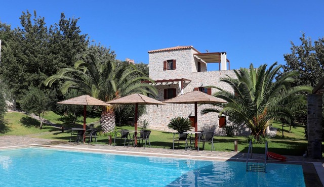 Calm located holiday house with pool, wifi, max. 8 Pers., Lakonia, Peloponnese in Skoutari
