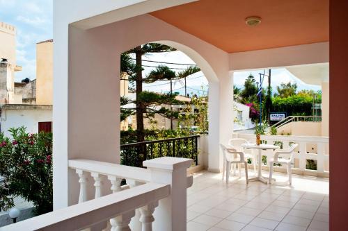 Captain Michalis Apartments - 750m from Kalamaki Beach in Galatás