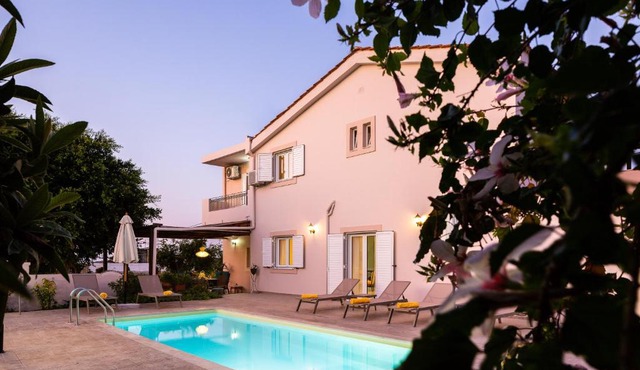 Carpe Diem-Luxury Villa with private pool in Ádhele