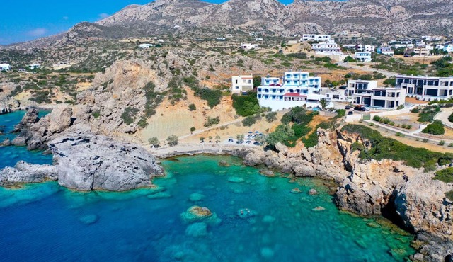 Castelia Bay Hotel in Amoopi