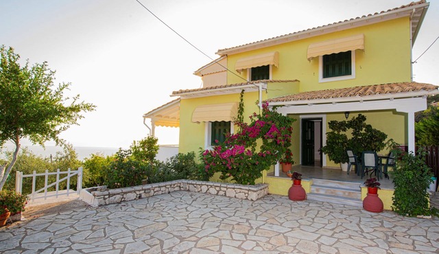 Caza Levantiera 4 bedroom villa in Kalamitsi