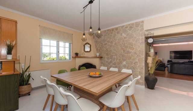 Charming 4-bedroom villa with WiFi, AC in Lagana in Laganas