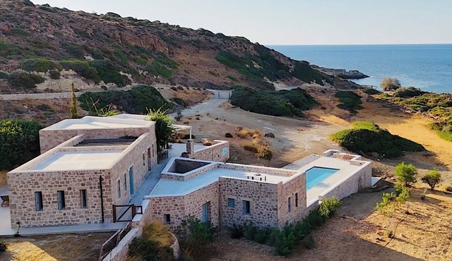 Charming seaside villa with 5 bedrooms! in Psathadika