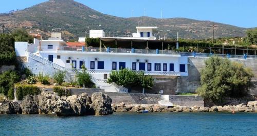 Chrisopetro Rooms in Marathokampos