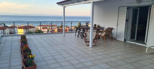 Christina's panoramic view appartment in Polychrono