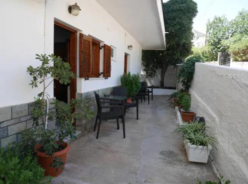 Chrysoula’s Welcoming Triple Room with Yard in Monemvasia