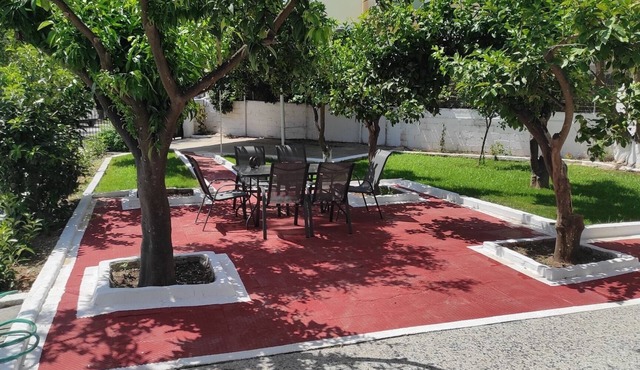 City Apartment w/3 BR & spacious yard in Eretria