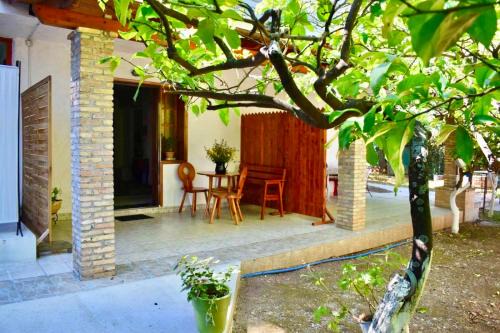 Claus 72 str cottage in Patras