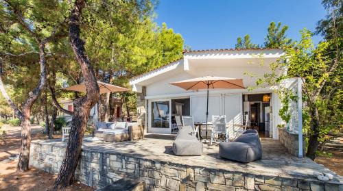 Cleo beachfront villa in Potos