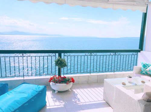 Colours Seaview Apartment in Nea Artaki