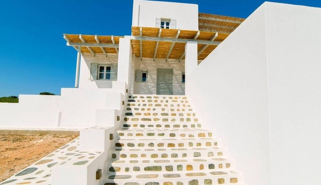 Coral Villa with 4 bedrooms in Paros in Paros