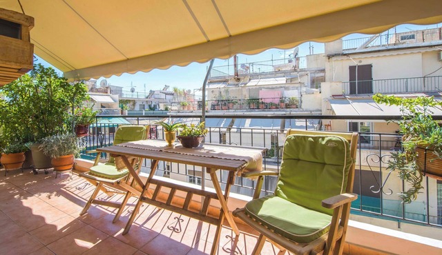 Cozy Apartment with Beautiful Balcony in Athina