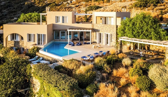 Daedalus Villa Elounda 5' to Beach 8 Bedrooms Heated Pool Hot Tub in Elounda
