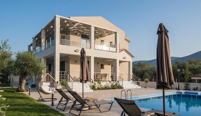 Daisy's Garden - Villa with Private Pool, Ideal for Large Groups, by ZanteWize in Dhrákas