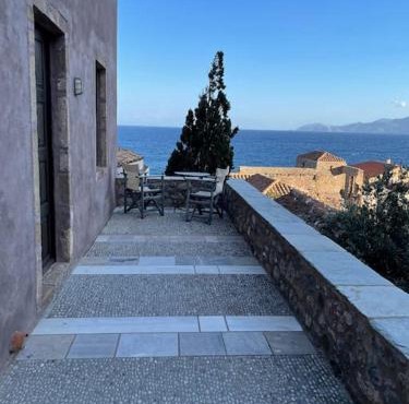 Daphne superior castle suite in Monemvasia