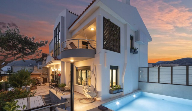 Deluxe 7 bedroom with private pool 2 minute walk from beach in Ierapetra