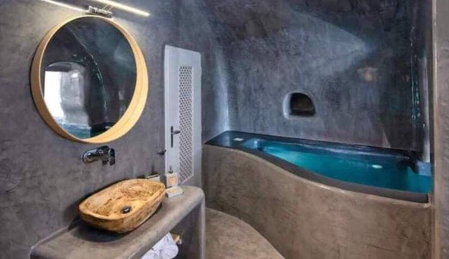 Deluxe Suite with indoor/outdoor Jacuzzi, Ideal for couples,10-min walk from Oia in Santorini
