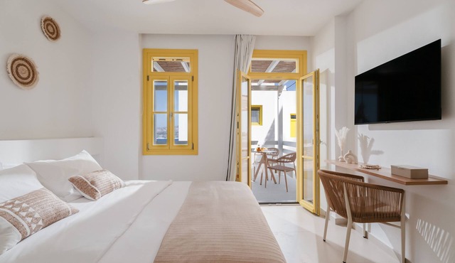 Deluxe Suite with Private Pool and side-Seaview in Kimolos