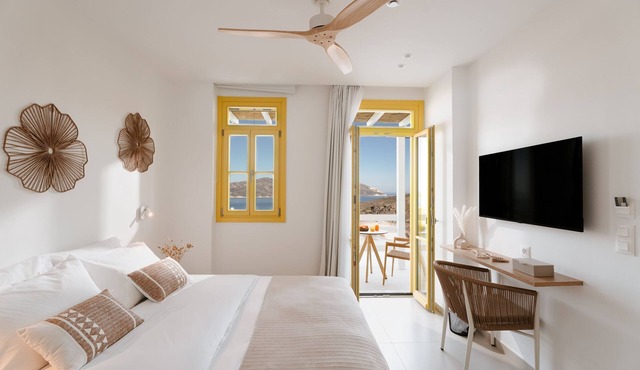 Deluxe Suite with Shared Pool and Seaview in Kimolos