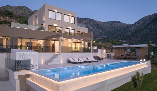 Dias Villa, Tennis, 2Pools, Walk to Beach & Shops, By ThinkVilla in Vlikhádha