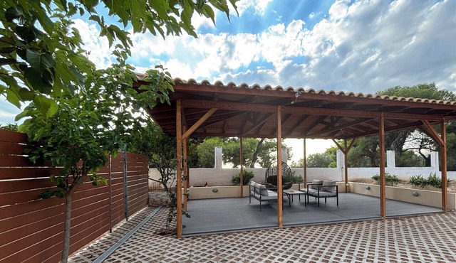 Dimitra's Guesthouse - Family home with Garden and Gazebo in Loutraki