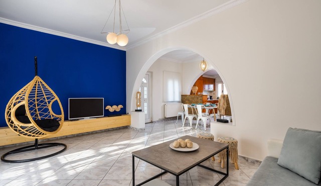 Downton Fira 2-Bed Apt, Sleeps 6, Pet Friendly in Thira