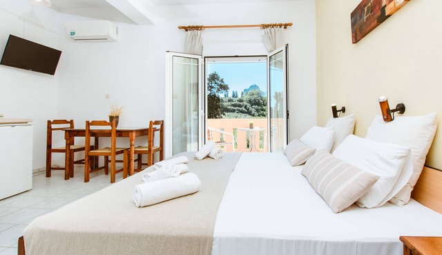 Economy apartment with swimming pool in Καλύβες