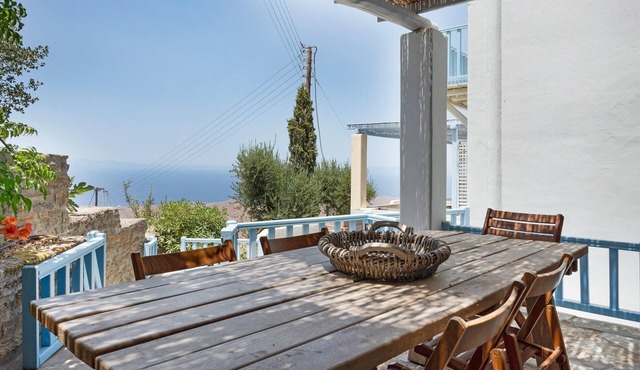 Efrossyni House: Sea View, Private Garden & Wi-Fi in Kea