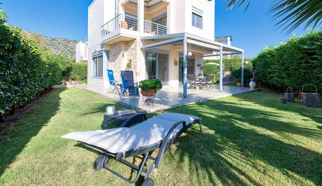 Elegant maisonette with Garden, steps to the Beach in Aigina