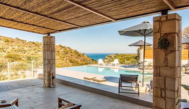 Elegant New Villa, A/C, Private Infinity Pool, Mountain & Sea Views - 2 km from Reythymno! in Kastellakia