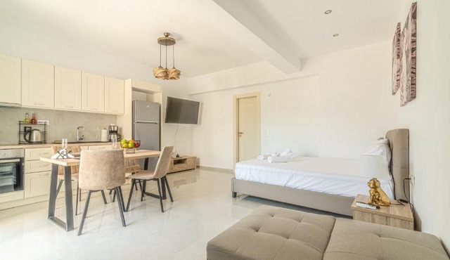 Elegant Suite 4 Near the Beach in Ayía Marína