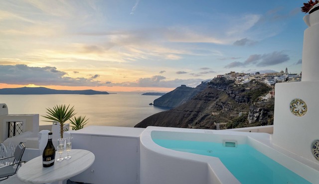 Elegant two-bedroom with hot tub, Caldera view, swimming pool and Breakfast in Thera