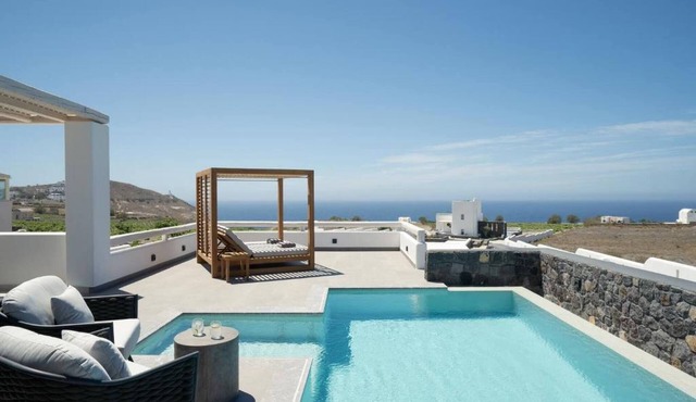 Elegant Villa Floating Breakfast in Akrotiri