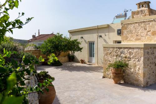 Eliana's Stone House in Benoudhianá